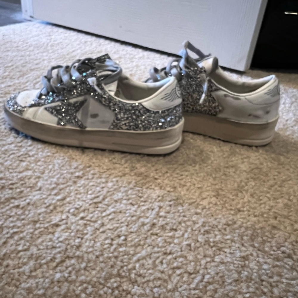 Hello! Selling these Golden Goose Stardans. Size 36.